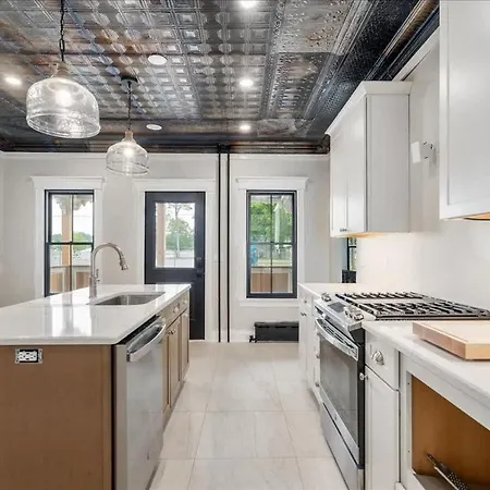 Charming Newly Renovated House Next Door To Track Villa